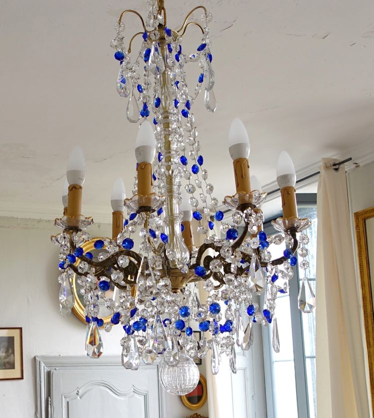 Lustre 8 feux en cristal de Baccarat blanc et bleu cobalt - style Louis XVI
