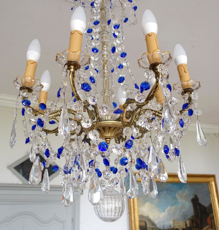 Lustre 8 feux en cristal de Baccarat blanc et bleu cobalt - style Louis XVI