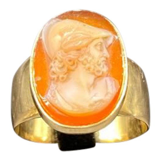 18 C GOLD SIGNET RING WITH AN AGATE CAMEO