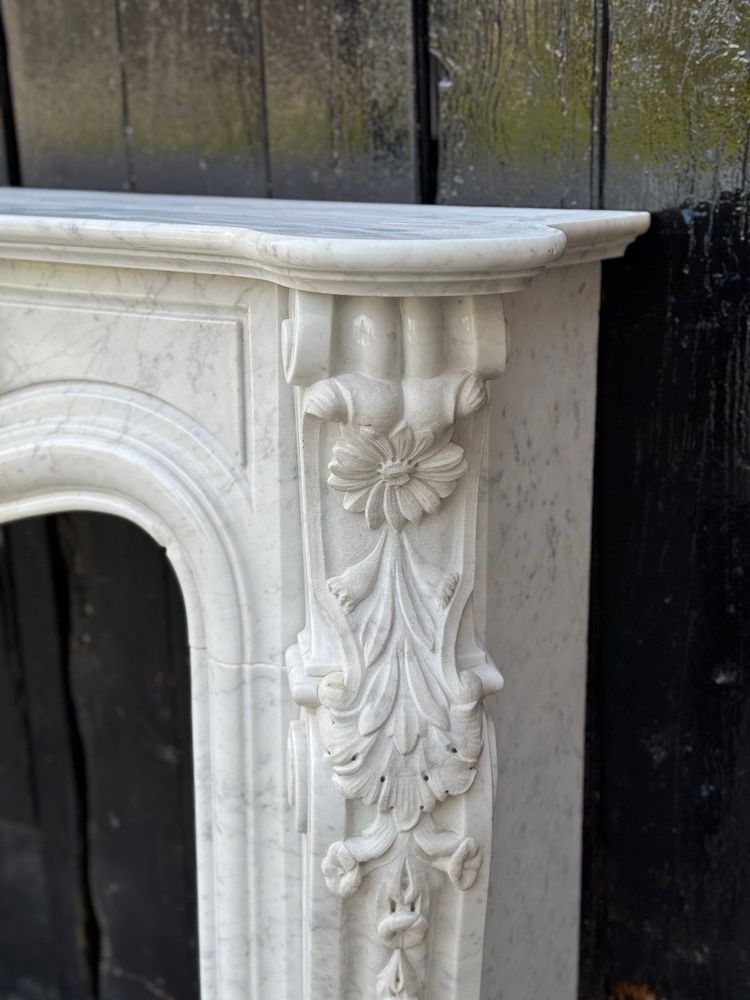 Cheminée De Style Louis XV En Marbre De Carrare , Vers 1980