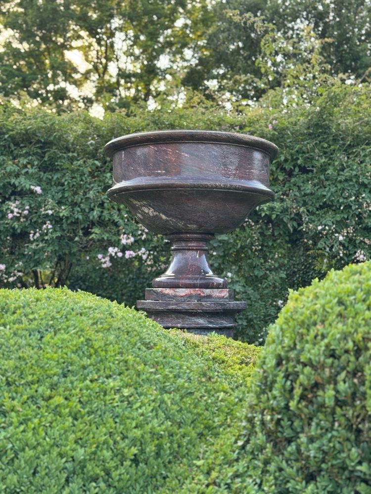 Large column and its basin in Levanto marble, circa 1900