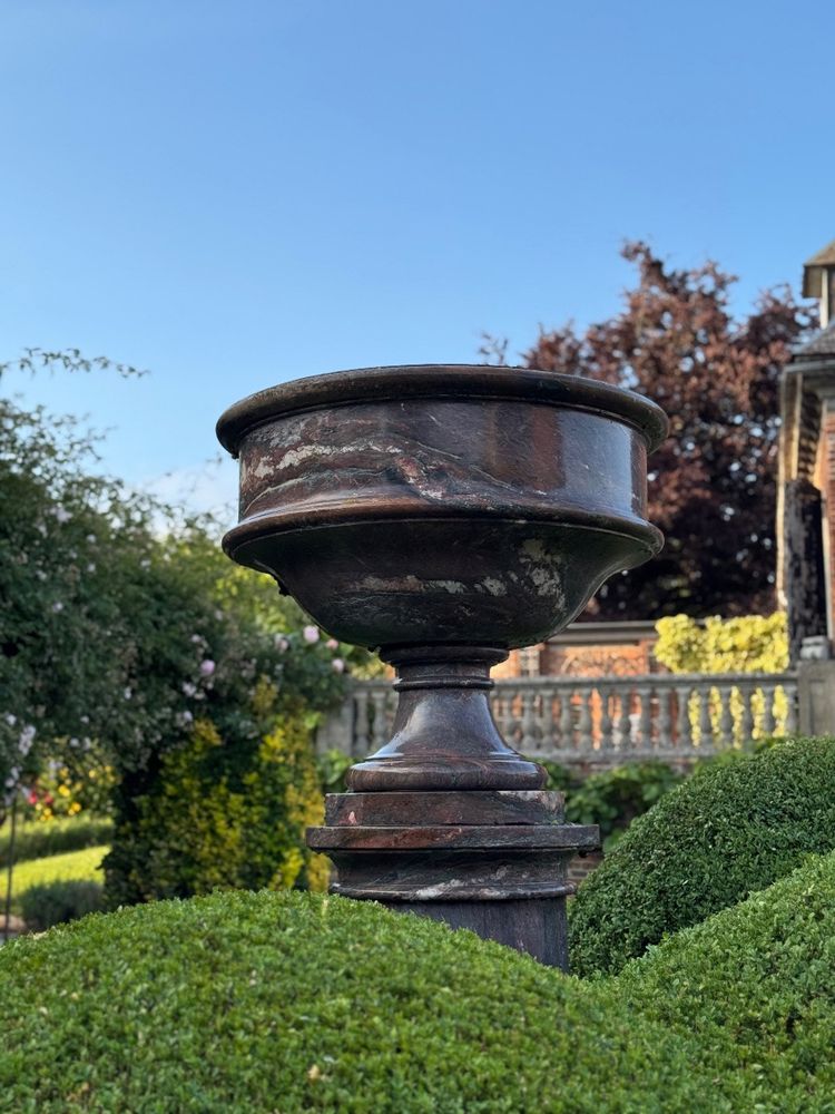 Large column and its basin in Levanto marble, circa 1900