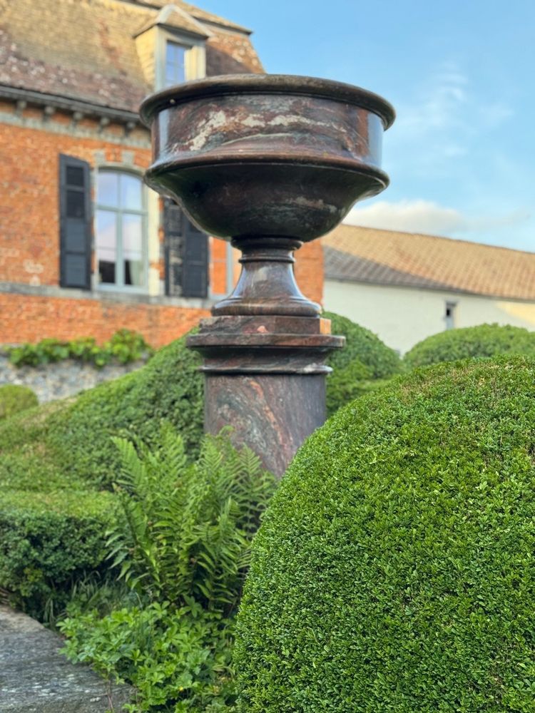 Large column and its basin in Levanto marble, circa 1900