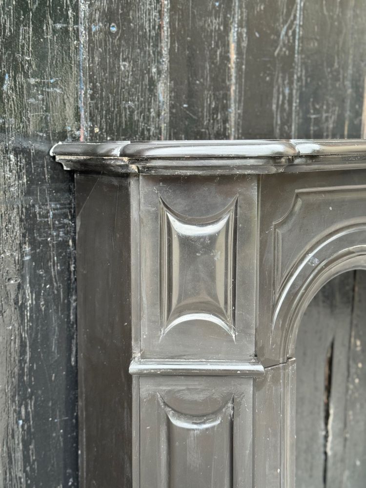 Kamin im Stil Ludwigs XV. aus schwarzem belgischem Marmor, um 1880