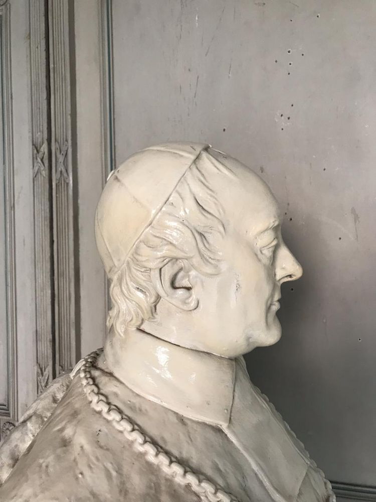 Busto in gesso di un prelato