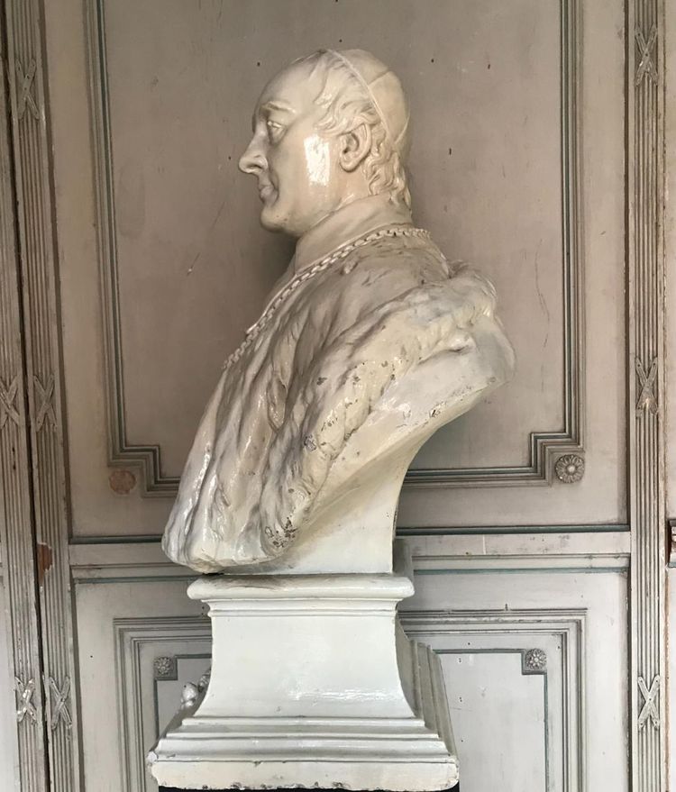 Busto in gesso di un prelato