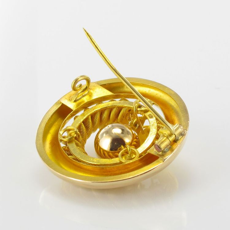Alte runde Goldbrosche