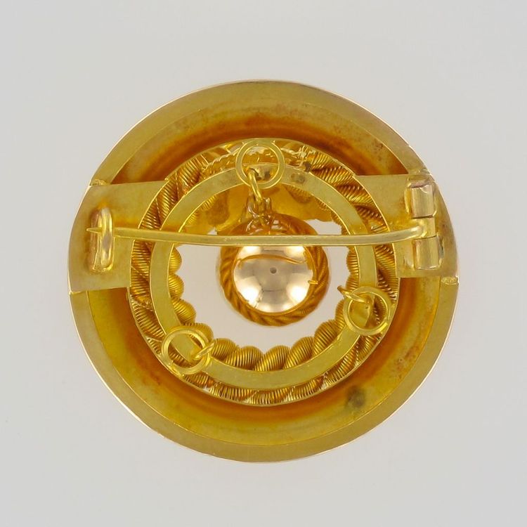 Alte runde Goldbrosche