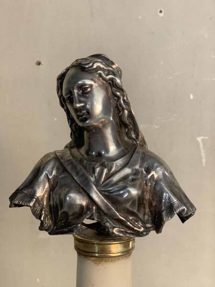 Busto d'argento della Vergine, colonna di marmo