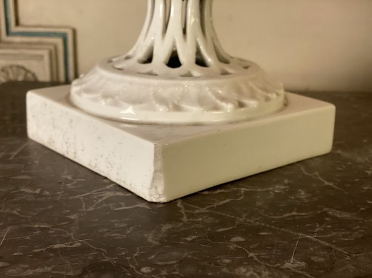 Paire De Coupes Ajourées En Porcelaine