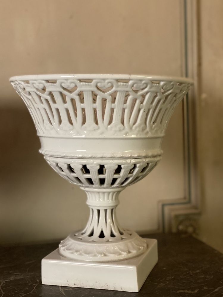 Paire De Coupes Ajourées En Porcelaine