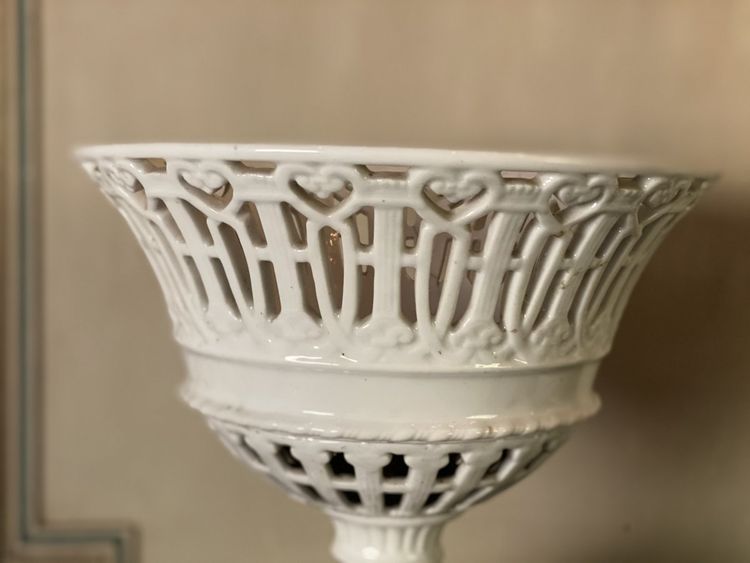 Paire De Coupes Ajourées En Porcelaine