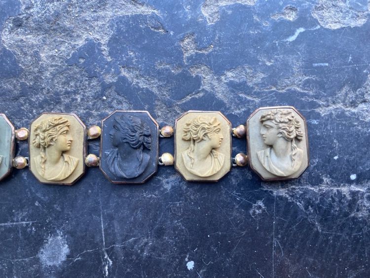Bracciale in pietra lavica, medaglioni antichi, XIX secolo