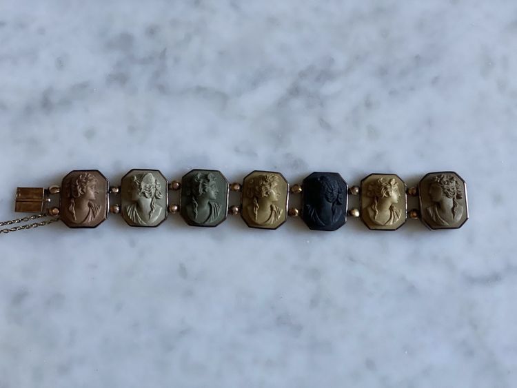 Bracciale in pietra lavica, medaglioni antichi, XIX secolo