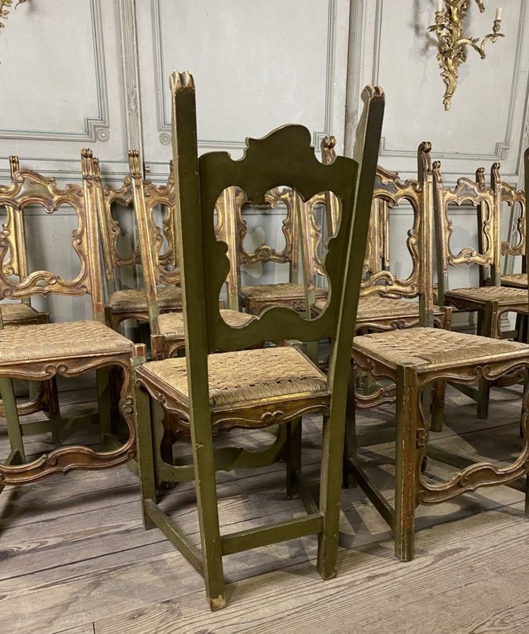 Suite De 12 Chaises En Bois Sculpté, Italie
