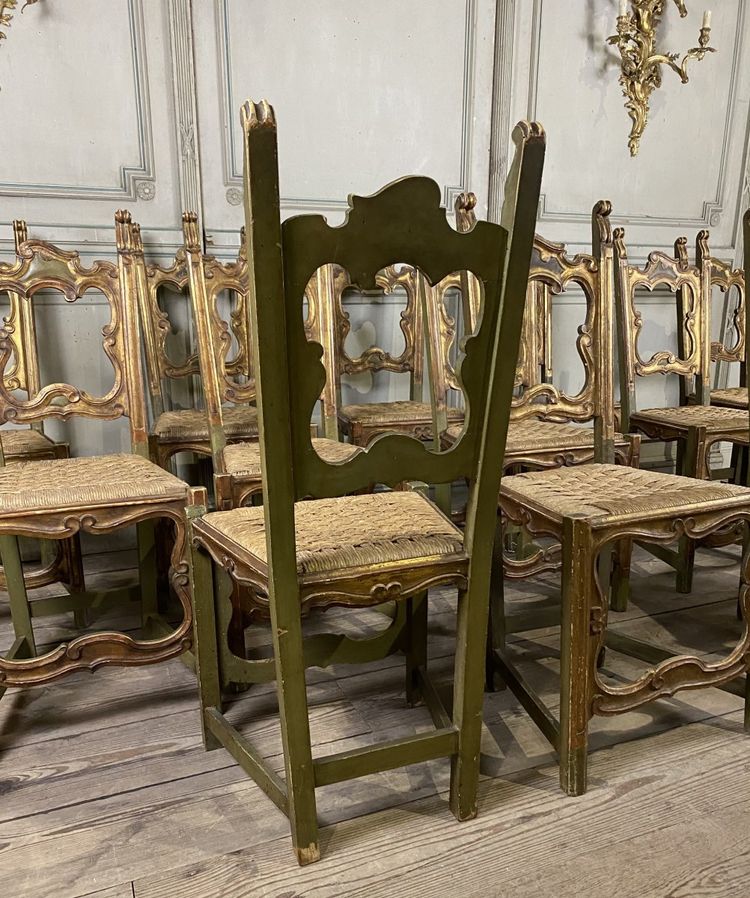 Suite De 12 Chaises En Bois Sculpté, Italie