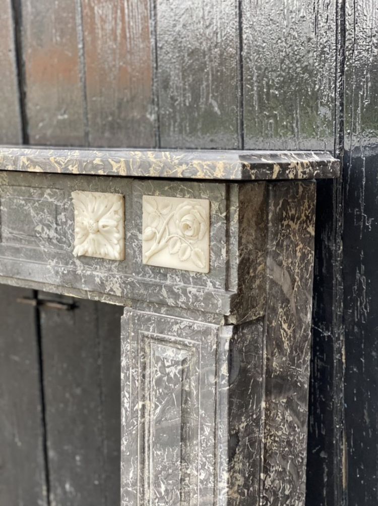 Cheminée De Style  Louis XVI En Marbre Gris Saint Anne Et Blanc De Carrare