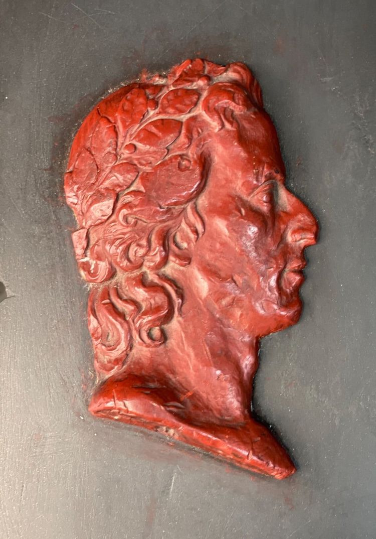 Profilo di un imperatore in cera su Slate
