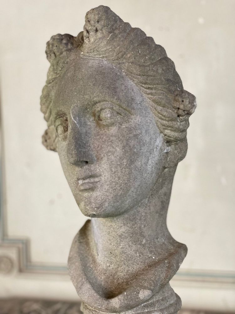 Buste Féminin Sculpté En Pierre