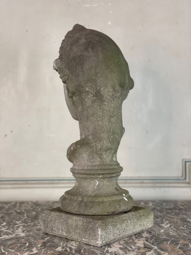 Buste Féminin Sculpté En Pierre