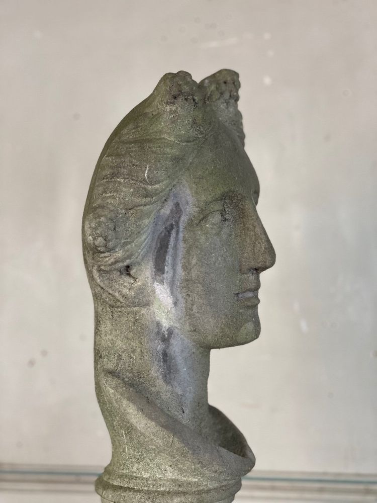 Buste Féminin Sculpté En Pierre