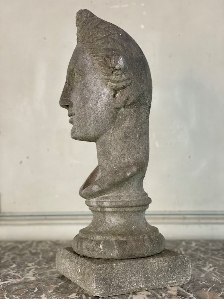 Buste Féminin Sculpté En Pierre