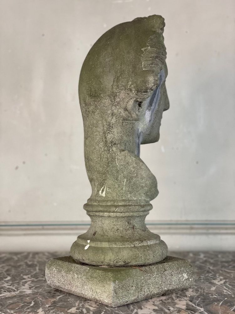 Buste Féminin Sculpté En Pierre
