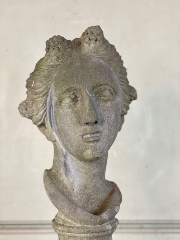 Buste Féminin Sculpté En Pierre