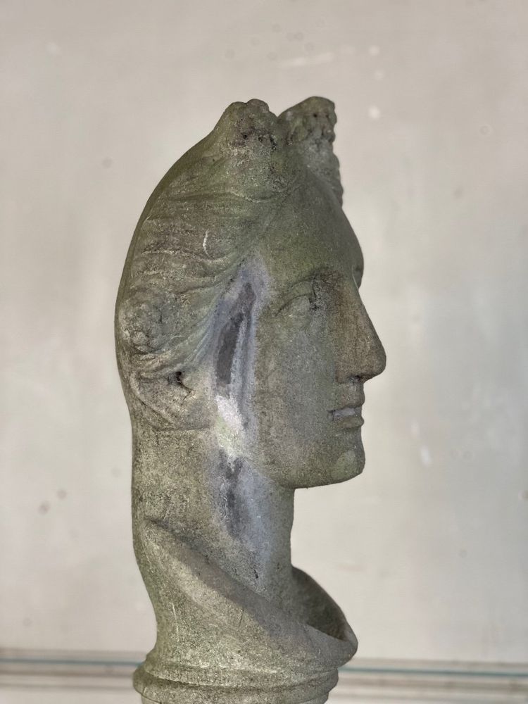 Buste Féminin Sculpté En Pierre