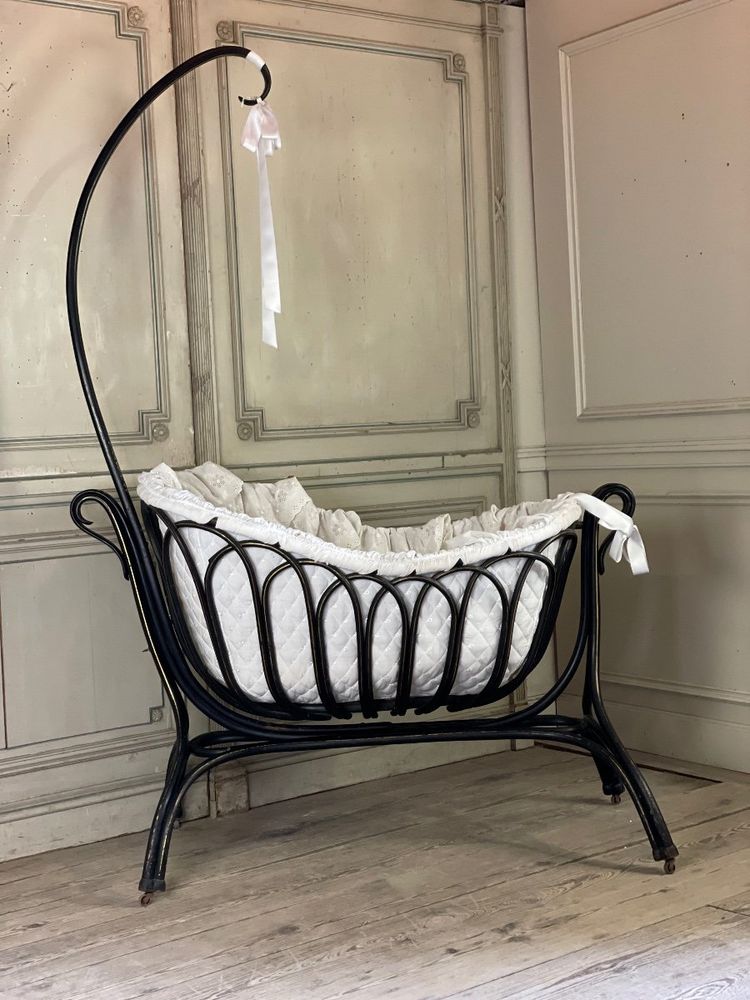 Curved Beech Cradle By Thonet, Circa 1900