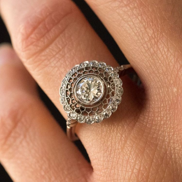 Runder Ring mit Platin-Spitze und Diamanten