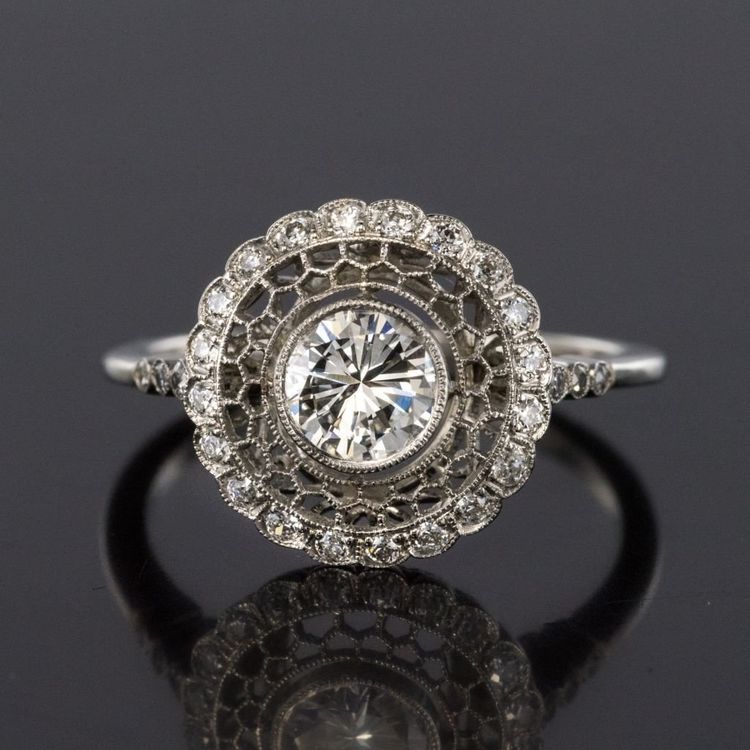 Runder Ring mit Platin-Spitze und Diamanten