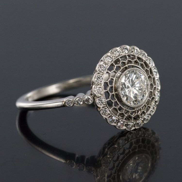 Runder Ring mit Platin-Spitze und Diamanten