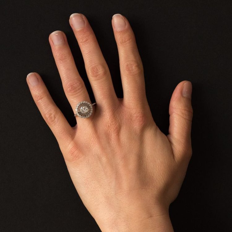 Runder Ring mit Platin-Spitze und Diamanten