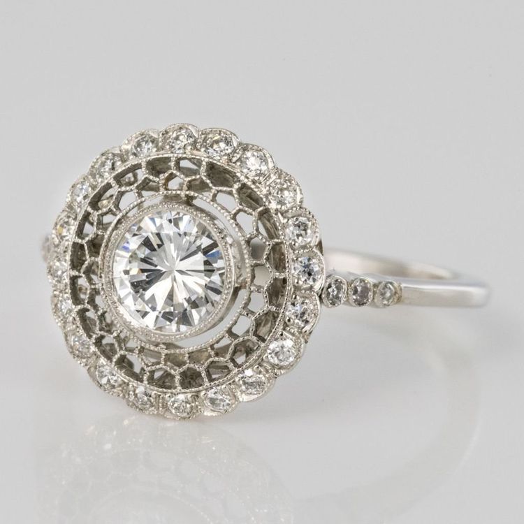 Runder Ring mit Platin-Spitze und Diamanten