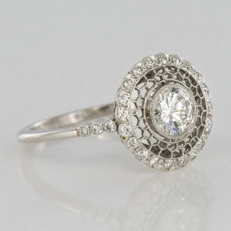 Runder Ring mit Platin-Spitze und Diamanten