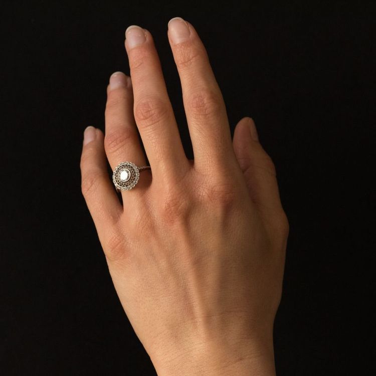 Runder Ring mit Platin-Spitze und Diamanten