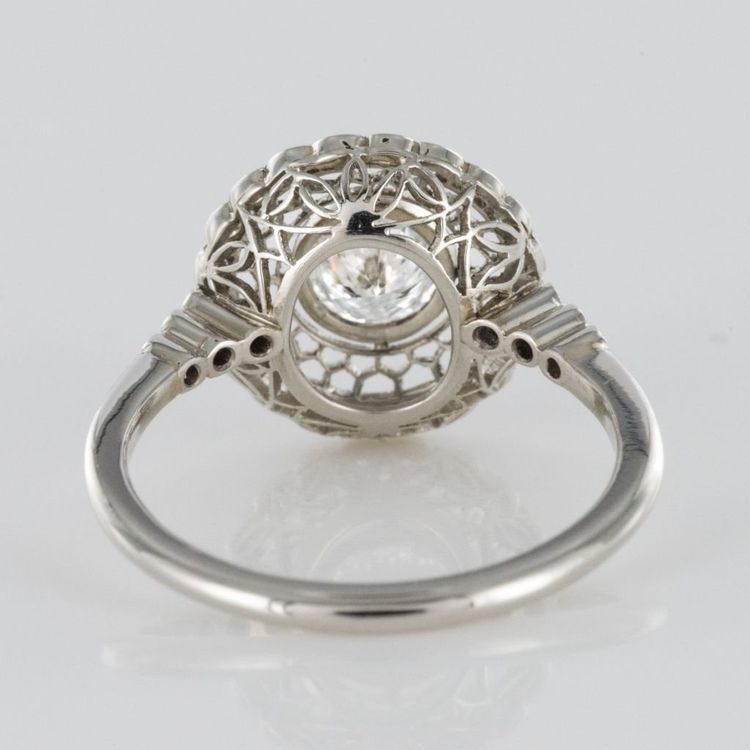 Runder Ring mit Platin-Spitze und Diamanten