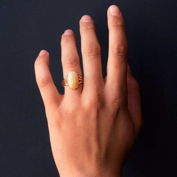Anello antico in oro e opale australiano