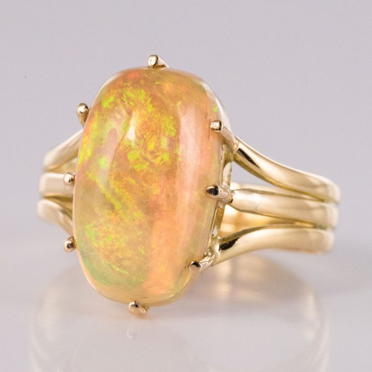Anello antico in oro e opale australiano