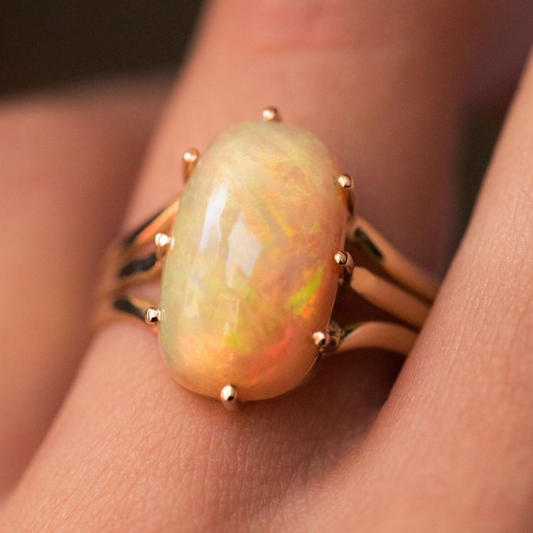 Anello antico in oro e opale australiano