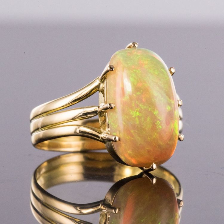Anello antico in oro e opale australiano
