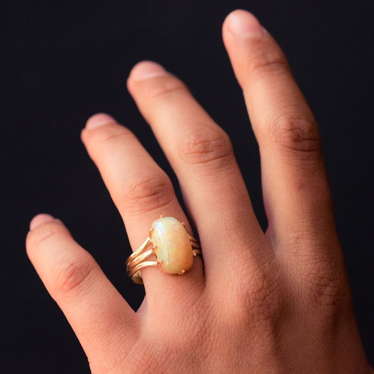 Anello antico in oro e opale australiano