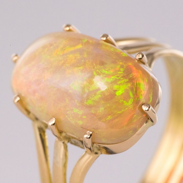 Anello antico in oro e opale australiano