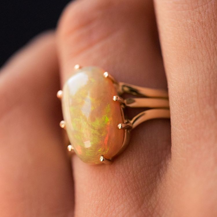 Anello antico in oro e opale australiano