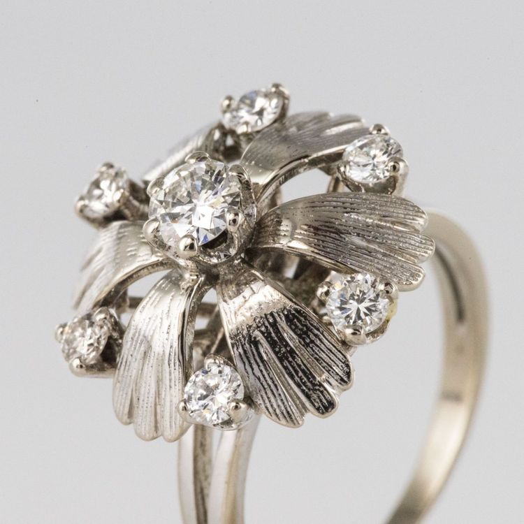Ring Petalen Weißgold Diamanten