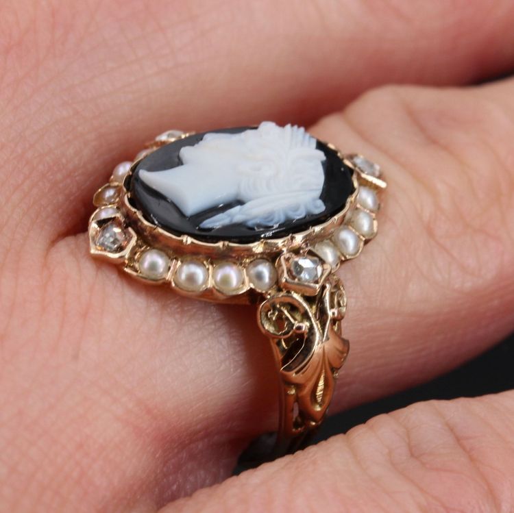 Antico cammeo in onice con perle e diamanti
