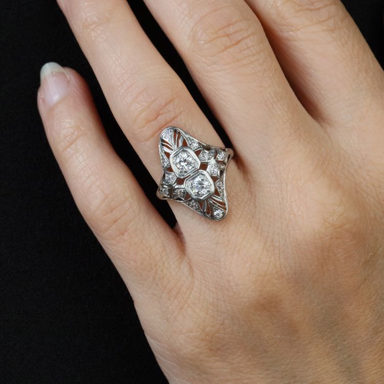Anello con diamante Art Déco traforato