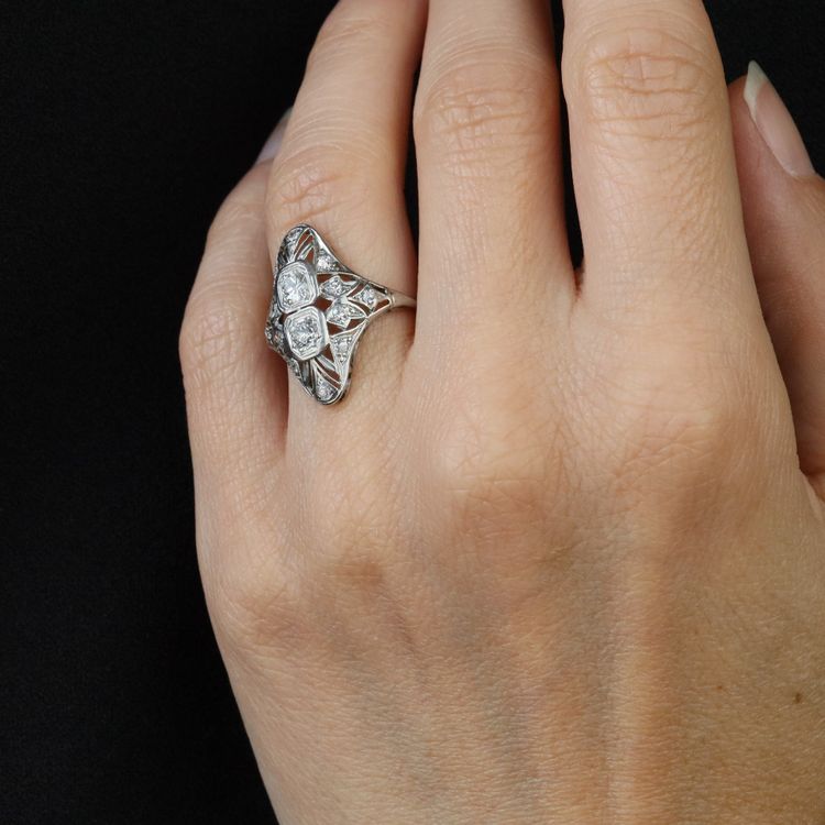 Anello con diamante Art Déco traforato