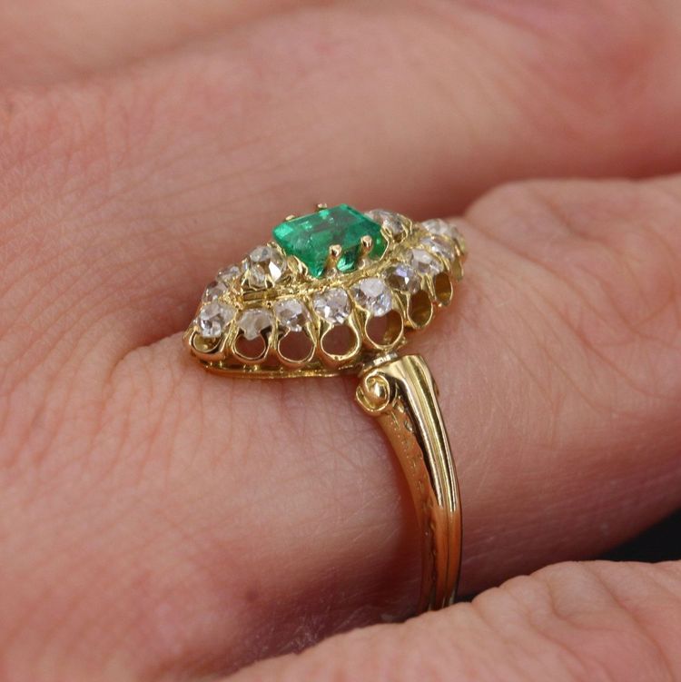 Ring Ancienne Marquise émeraude Diamants